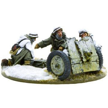 Miniature model of German Heer 7.5cm leLG 18 light artillery in winter setting with three German crew members.